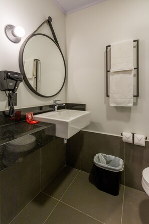 Apartment, 1 Doppelbett | Badezimmer | Dusche, Handtücher