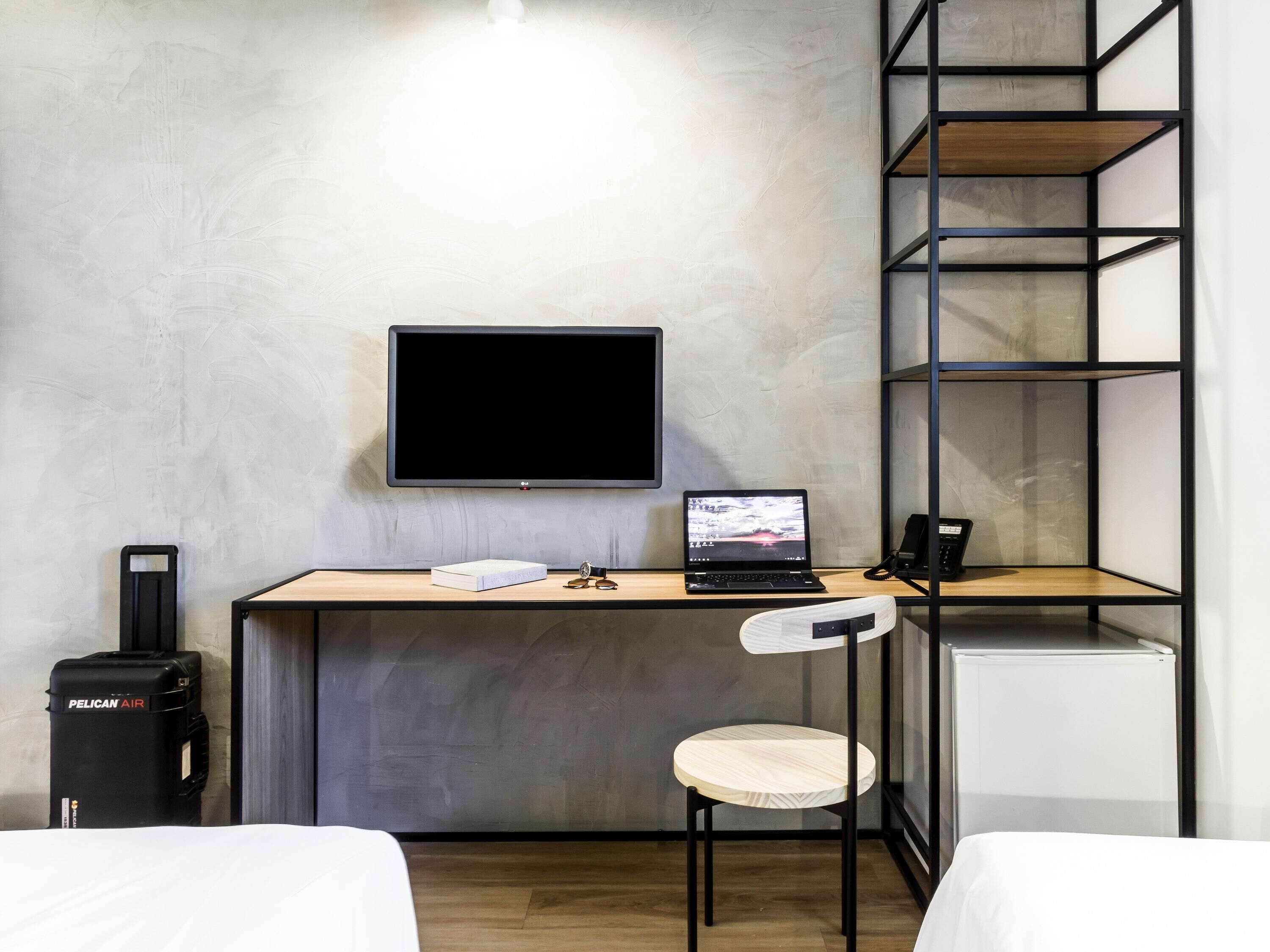 Escritorio, cortinas opacas, sistema de insonorización y wifi gratis