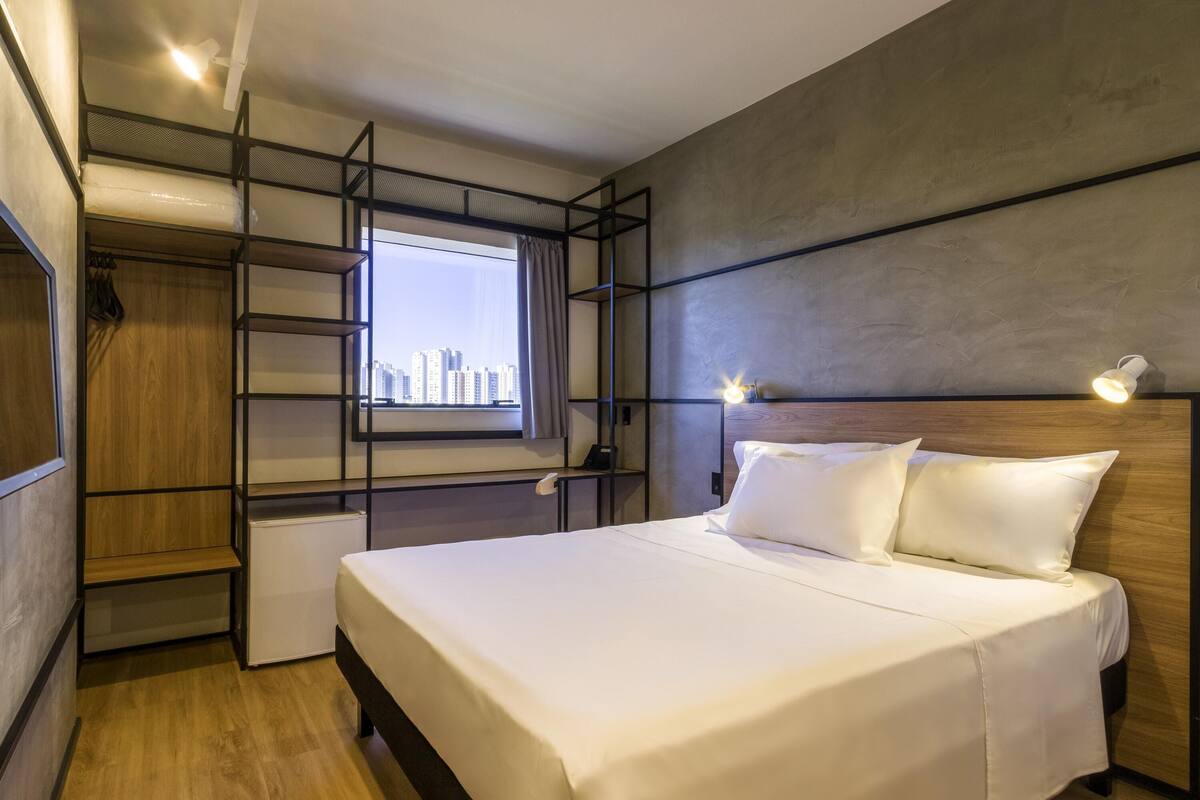 Schreibtisch, Verdunkelungsvorhänge, schallisolierte Zimmer
