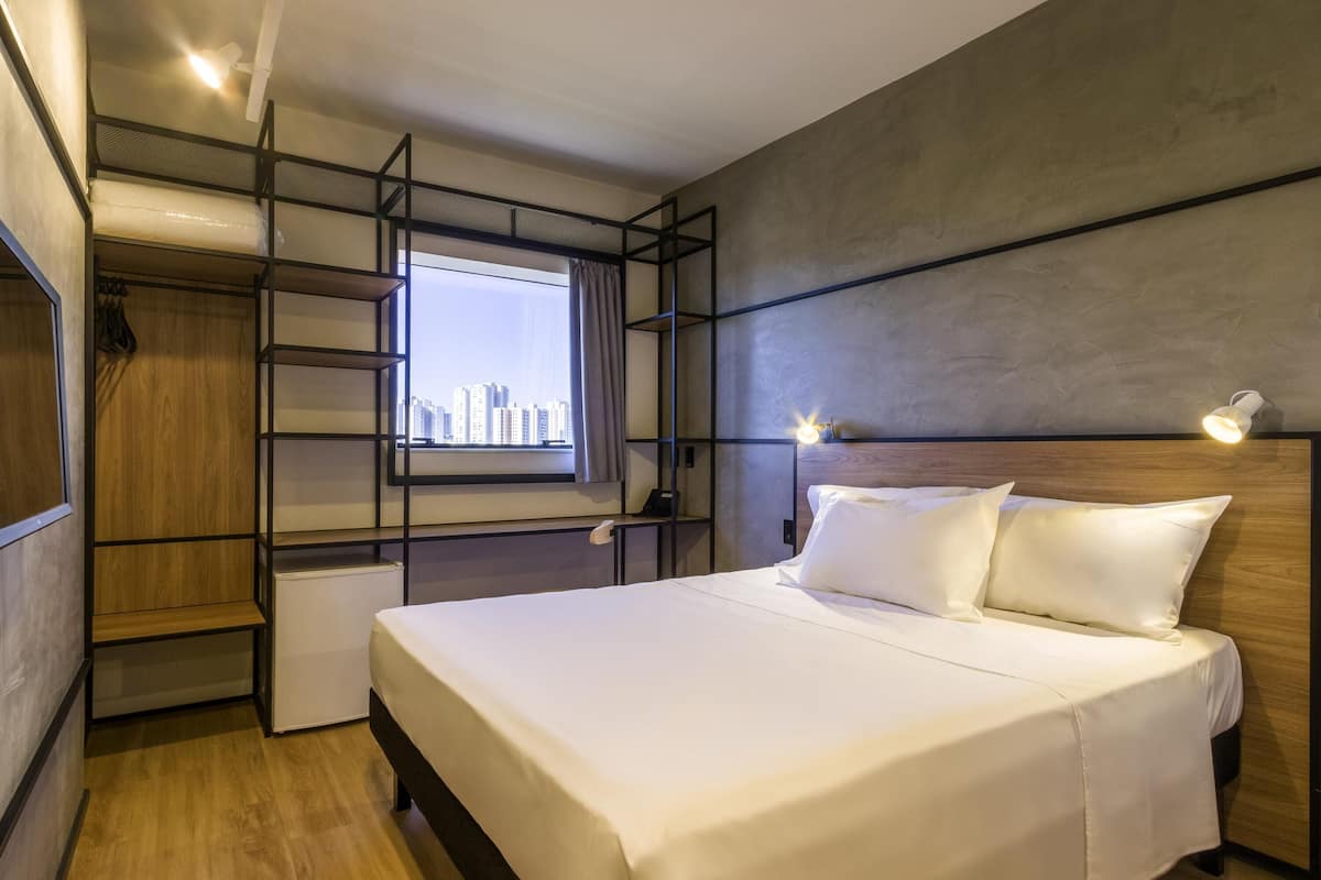 Escritorio, cortinas opacas, sistema de insonorización y wifi gratis