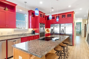 ثلاجة، ميكروويف، فرن، موقد طهي مسطح