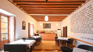 A restaurant with wooden beams, tables, and chairs. - Hotel Mesón Cuévano (Guanajuato)