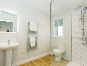Bathroom - 2 bedroom accommodation in Gatehouse of Fleet, near Kirkcudbright (Gatehouse of Fleet, near Kirkcudbright)