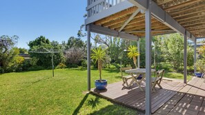 Outdoor dining - Dolphin Dreaming - 16 Dolphin Avenue (CARRICKALINGA)