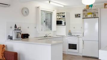 Mikrowelle, Ofen, Geschirrspüler, Espressomaschine