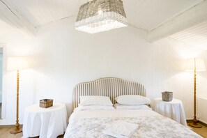 6 chambres, fer et planche à repasser, Wi-Fi, literie fournie