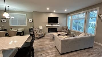 Smart-TV, Kamin, Netflix, Bücher