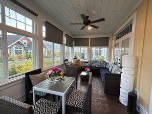 Smart TV, fireplace, Netflix, books - OSOYOOS PRIVATE RESORT HOME STEPS FROM THE LAKE (Oliver)
