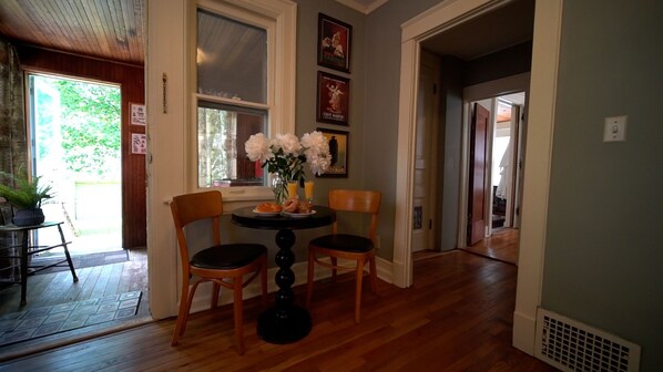 Dining - Duplex First Floor - Southmoreland, KCMO - Easy access to all KC has to offer (Kansas City)