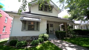 Exterior - Duplex First Floor - Southmoreland, KCMO - Easy access to all KC has to offer (Kansas City)