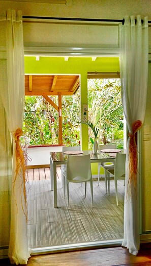 Dining - Atemoya lodges. Swimming pool, beach 400 m. (Deshaies)