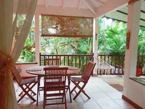 Outdoor dining - Atemoya lodges. Swimming pool, beach 400 m. (Deshaies)
