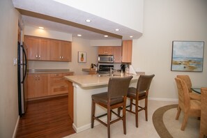 Fridge, microwave, oven, stovetop - 2BR Golf View | Near St. Pete Bch (St. Petersburg)