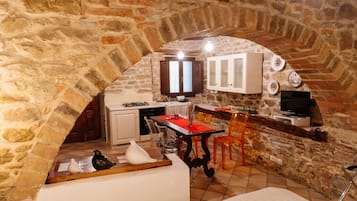 Cafetera o tetera y utensilios de cocina