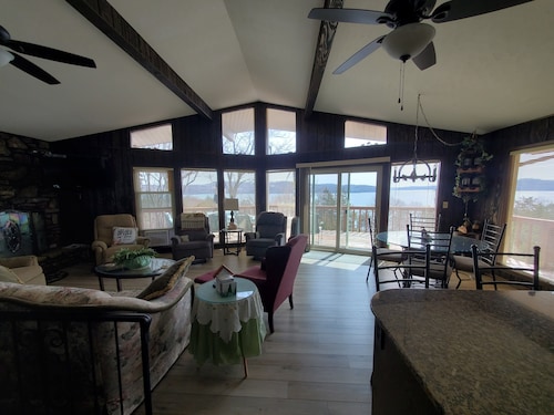 Chateau Pharrview-Huge Lake View-Close to Marina-Pool-Lots of Wildlife