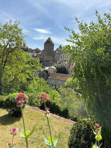 Gîte en Bourgogne,. Dans Ancien Moulin , Jardin Privatif et vue sur le Bief