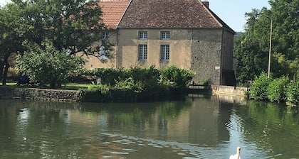 Gîte en Bourgogne,. Dans ancien moulin , jardin privatif et vue sur le  bief.