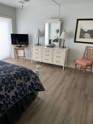 3 bedrooms, iron/ironing board, WiFi, bed sheets - Newly Renovated Gated Condo ~ Located Steps Away From the Beach (Panama City Beach)