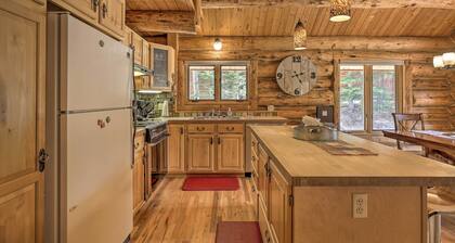 8 Mi to Gondola: Cozy Breckenridge Cabin w/ Deck!