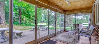 Cozy Rural  Country Retreat side Home Close to Pittsburgh!!