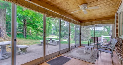 Cozy Rural Country Retreat side Home Close to Pittsburgh!!