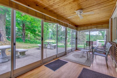 Cozy Rural  Country Retreat side Home Close to Pittsburgh!!