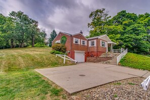 Exterior - Cozy Rural  Country Retreat side Home Close to Pittsburgh!! (New Kensington)