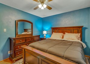 2 bedrooms, desk, iron/ironing board, free WiFi - Cozy Rural  Country Retreat side Home Close to Pittsburgh!! (New Kensington)