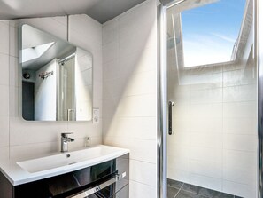 Douche, sèche-cheveux, serviettes fournies