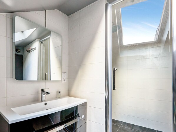 Douche, articles de toilette (gratuits), séchoir à cheveux