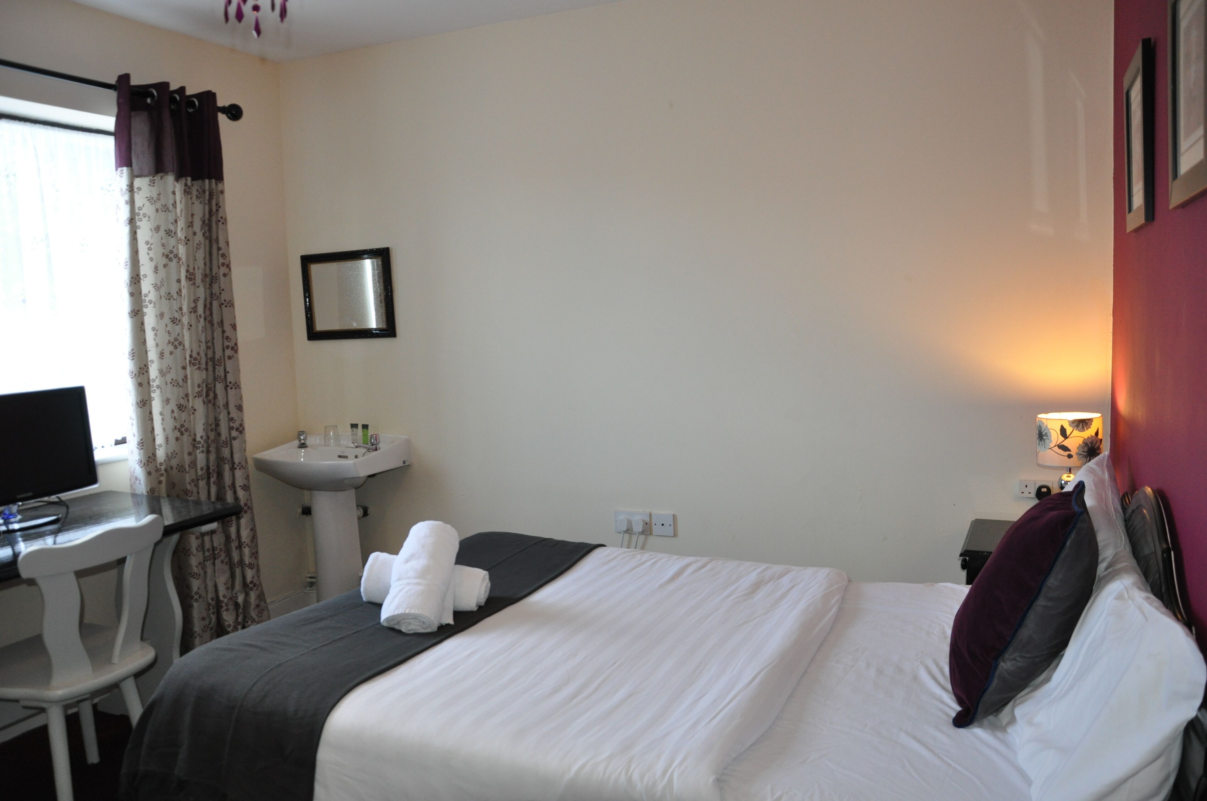 3 bedrooms, desk, WiFi, bed sheets