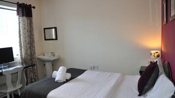 3 bedrooms, desk, WiFi, bed sheets