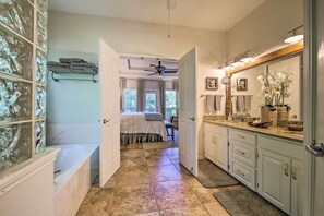 4 bedrooms, iron/ironing board, travel cot, Internet - Private Dock! Family Retreat on Guadalupe River (Seguin)
