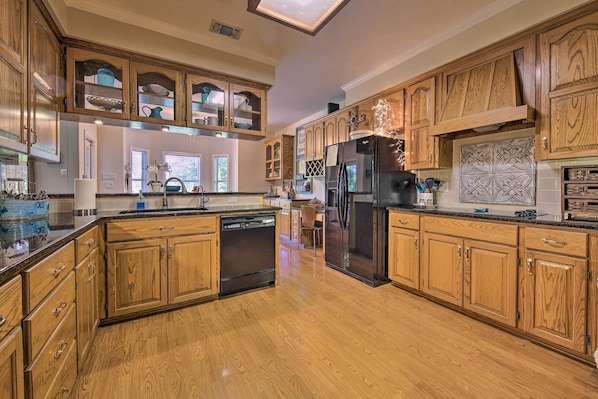 Fridge, microwave, stovetop, dishwasher