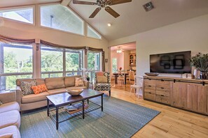 TV, fireplace, books - Private Dock! Family Retreat on Guadalupe River (Seguin)