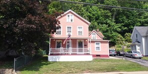 Exterior - Spotless 3 BR SE Connecticut near 2 Casinos and area attractions. (NORWICH)