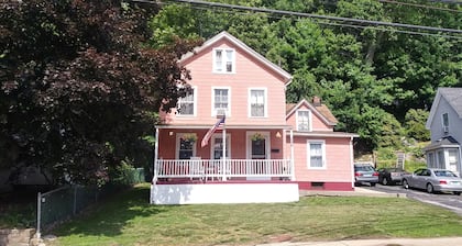 Spotless 3 BR SE Connecticut near 2 Casinos and area attractions.