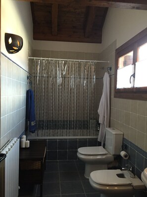 أحواض استحمام، مجففات شعر، مراحيض شطف، مناشف
