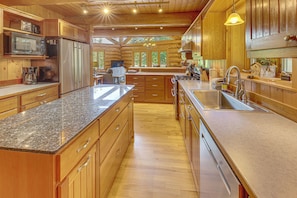 Coffee/tea maker, fridge, microwave, stovetop