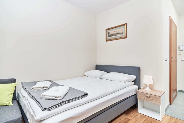 Iron/ironing board, WiFi, bed sheets