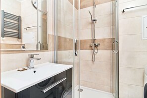 Dusche, Haartrockner, Handtücher, Shampoo