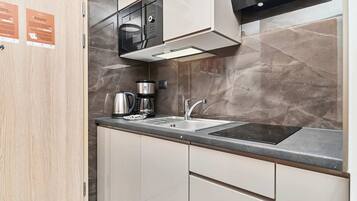 Een koelkast, een magnetron, een kookplaat