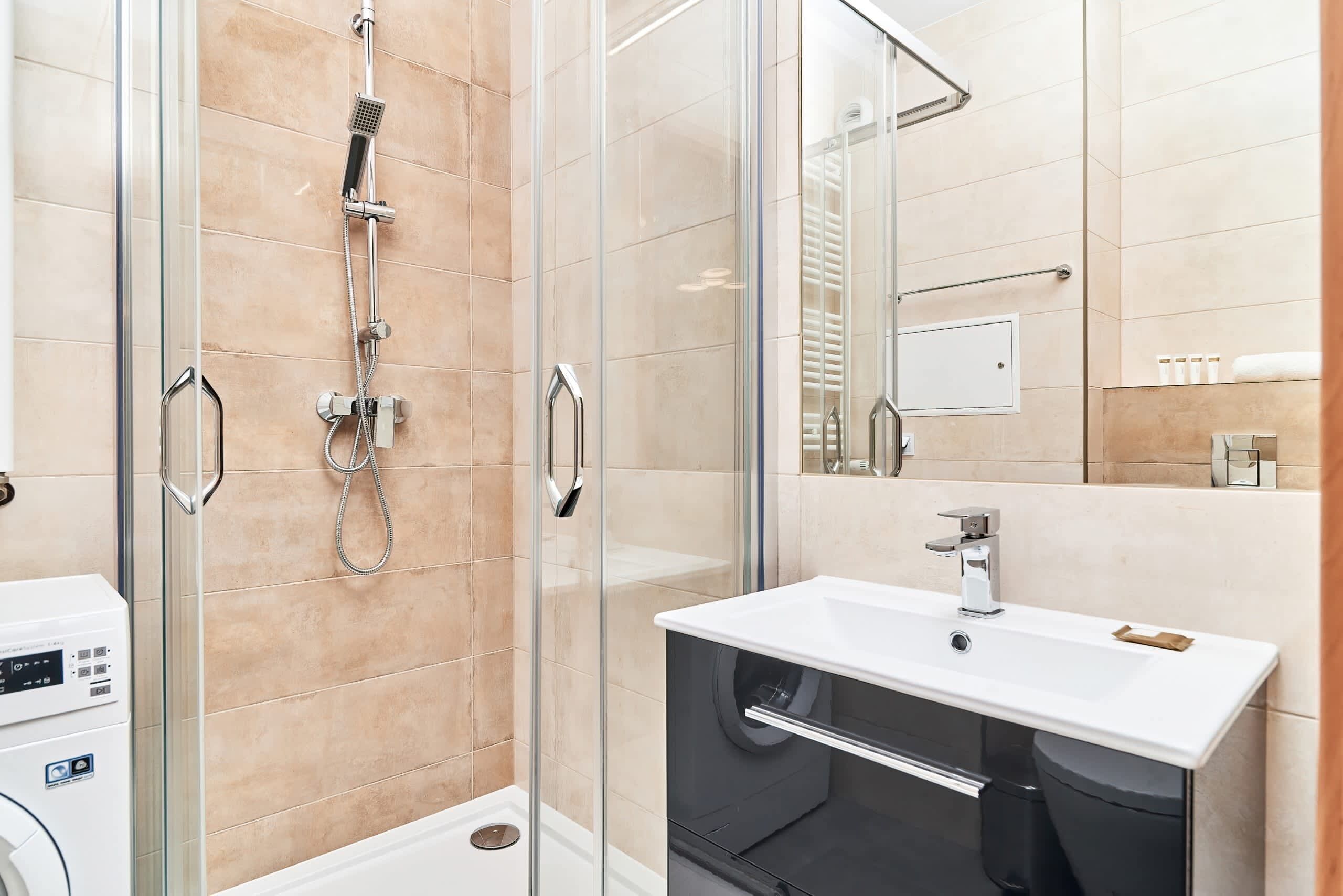 Douche, sèche-cheveux, serviettes fournies, shampoing
