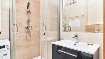 Douche, sèche-cheveux, serviettes fournies, shampoing