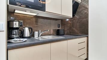 Frigorífico, microondas, placa de cocina y lavavajillas