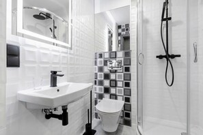 Ducha, secador de pelo y toallas