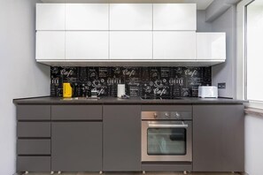 Fridge, oven, stovetop, dishwasher