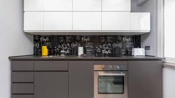 Fridge, oven, stovetop, dishwasher