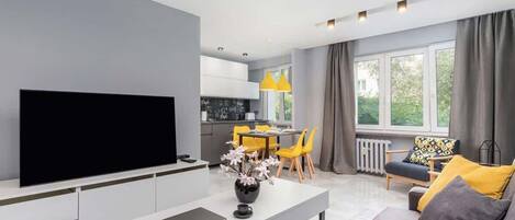 Una televisión, una oficina