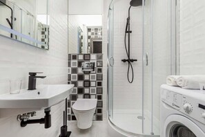 Dusche, Haartrockner, Handtücher, Shampoo